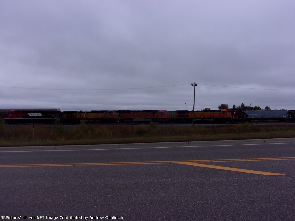 FXE 4643, BNSF 5688, 8965 + 5387